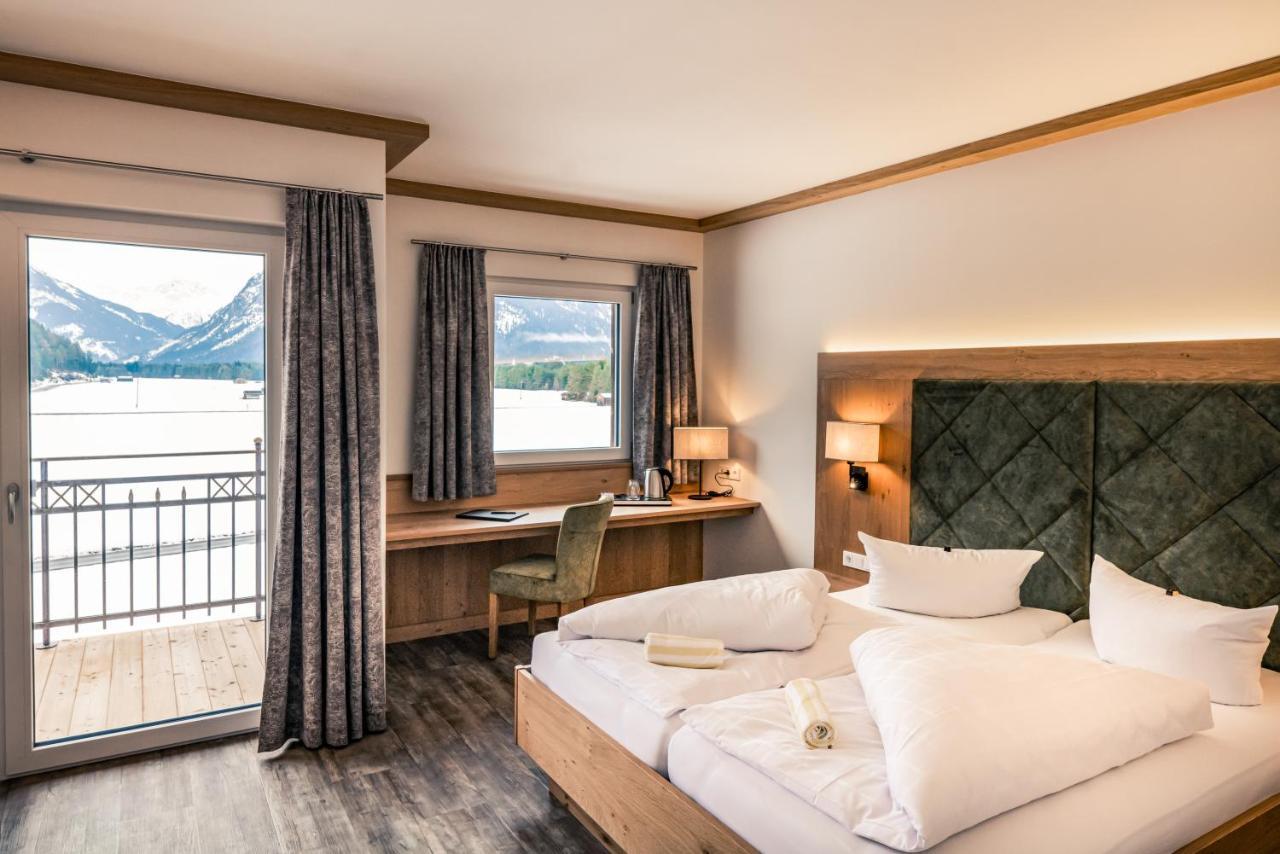 Hotel Foehrenhof Stanzach Eksteriør billede
