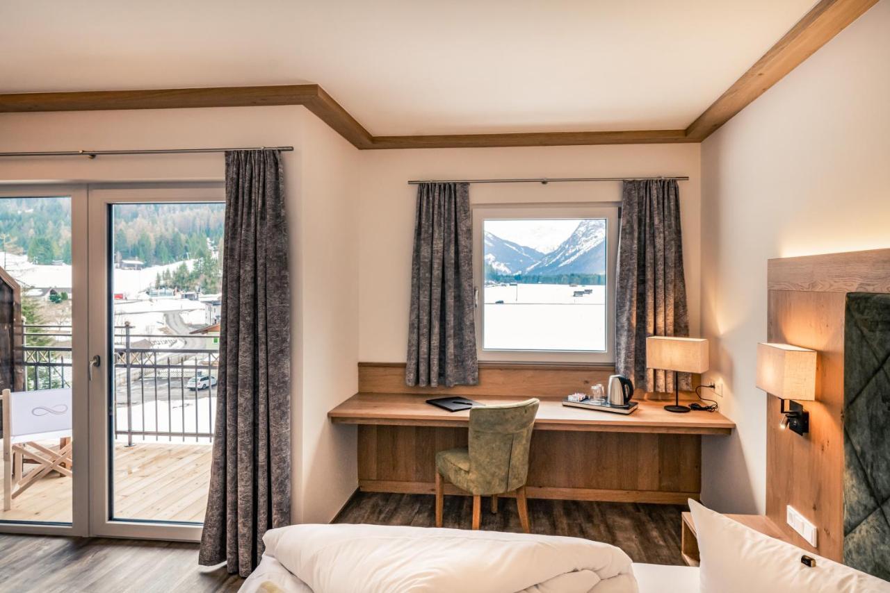 Hotel Foehrenhof Stanzach Eksteriør billede