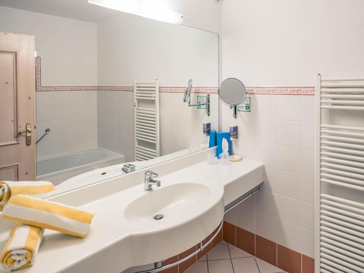 Hotel Foehrenhof Stanzach Eksteriør billede
