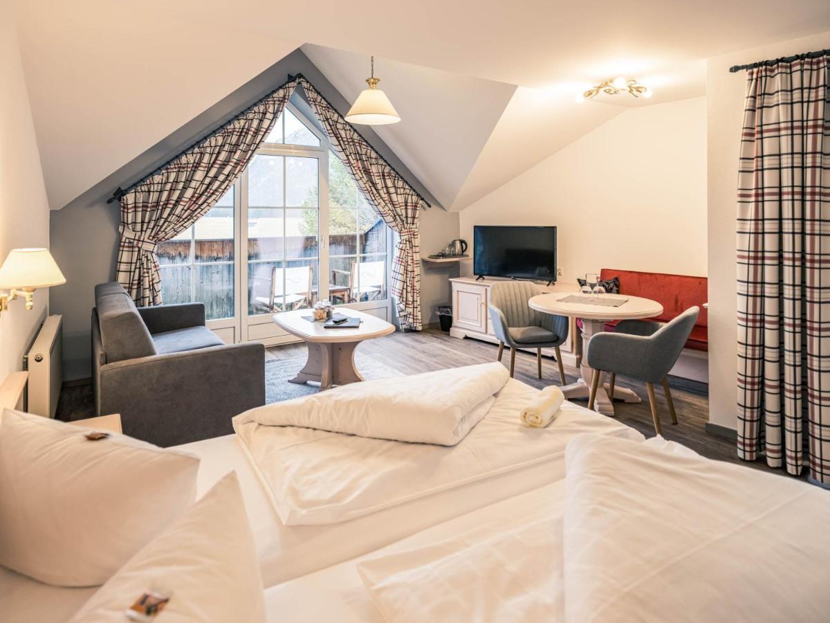 Hotel Foehrenhof Stanzach Eksteriør billede