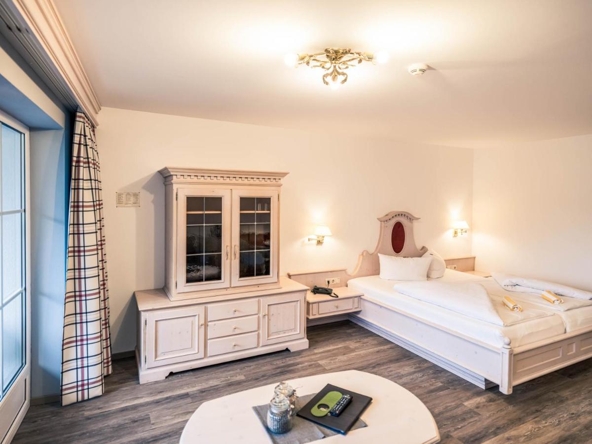 Hotel Foehrenhof Stanzach Eksteriør billede