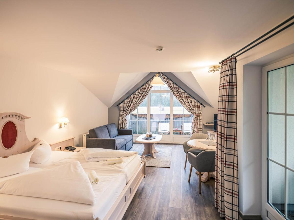 Hotel Foehrenhof Stanzach Eksteriør billede