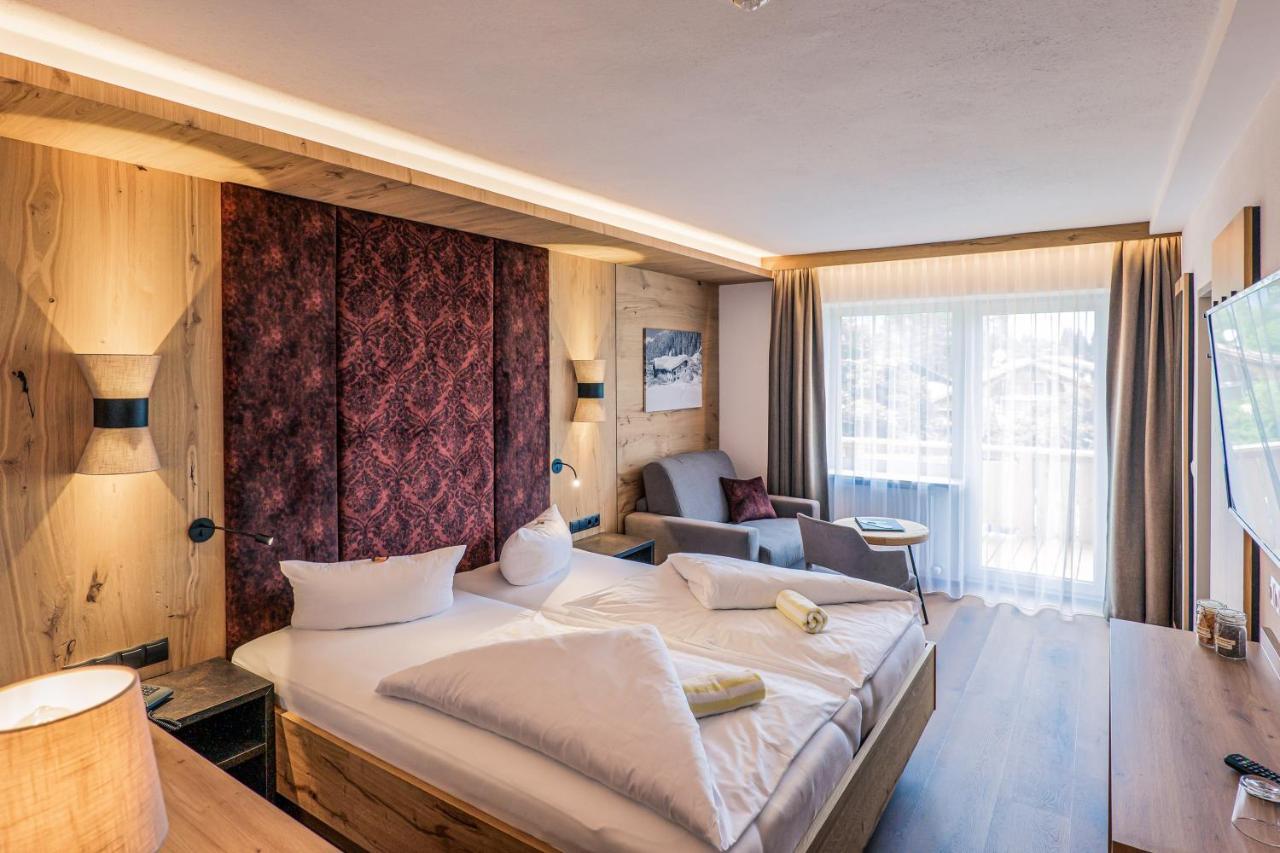Hotel Foehrenhof Stanzach Eksteriør billede